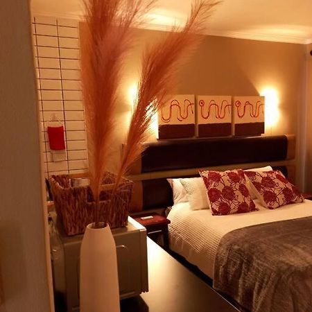 Best Overnight With Free Wifi. Modern & Private บลูมฟอนเทน ภายนอก รูปภาพ